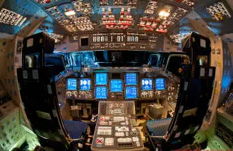 La cabina de mando del transbordador espacial Endeavour