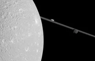 Un sobrevuelo cercano de la luna de Saturno Dione