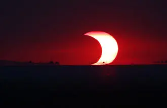 Un Eclipse Solar Parcial sobre la Bahía de Manila