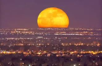 La Salida de una Superluna llena