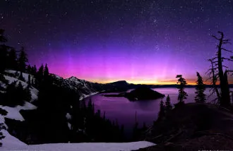 Una Aurora Rosa sobre el Lago del Cráter