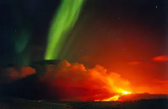 Volcán y Aurora en Islandia