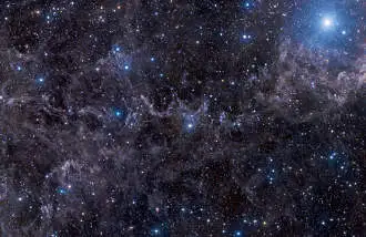 Estrellas en un Cielo Polvoriento