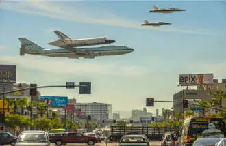 Un Transbordador espacial sobre Los Ángeles