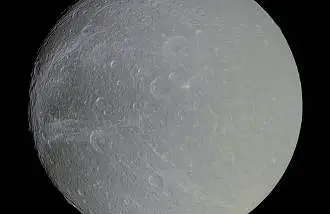 La Luna de Saturno Dione, en Ligero Color