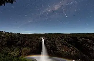 Un Meteoro y un Arcoíris Lunar sobre las Cataratas de Wallaman