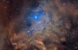 AE Aurigae y la Nebulosa de la Estrella Llameante