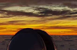 Las Nubes, el Cometa y una Luna Creciente